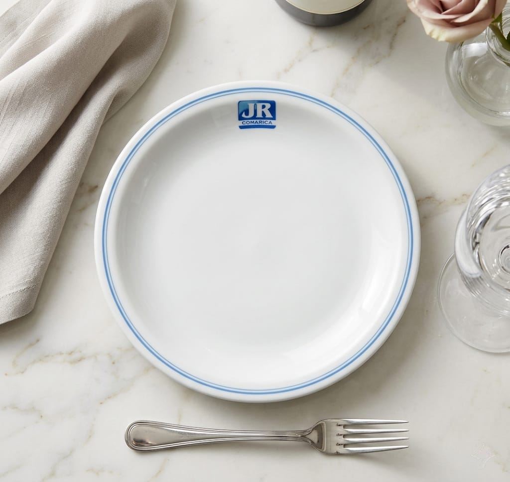 Prato branco com marca aplicada para operação gastronômica
